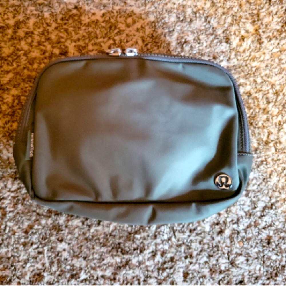 UPDATE: ITEM NOT AVAILABLE; SOLD ON ANOTHER PLATFORM. 
Large Lululemon belt bag